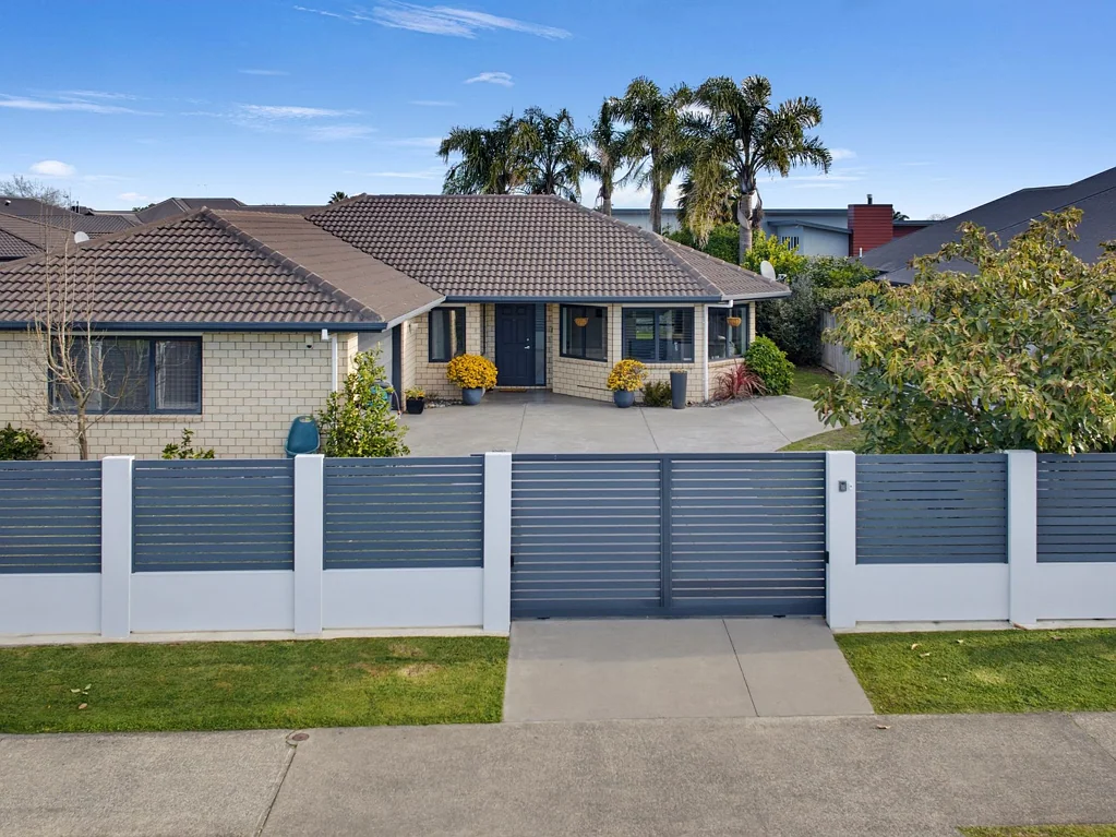 Rototuna 4房  Superb Family Living - Double Glazed with Extras.