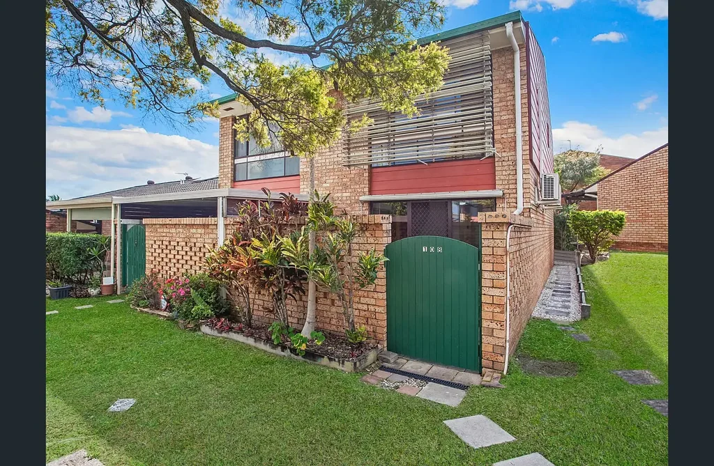 Burleigh Waters 2房  Blank Canvas Opportunity in Miami Village - Over 50's Lifestyle Living