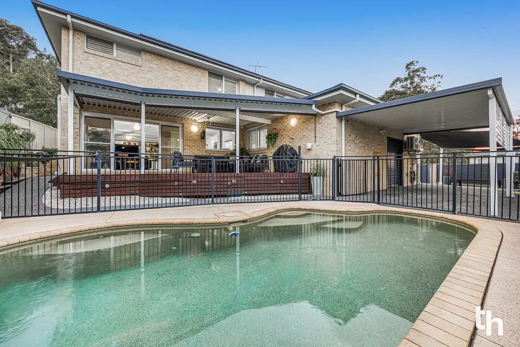 Warners Bay 5房  A Classic Family Entertainer, Lake View Included
