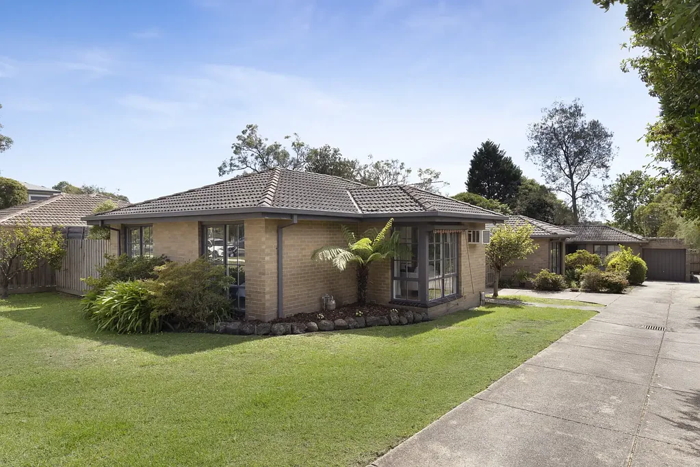 Mitcham 2房 前排临水位置 低维护宁静生活 精致门廊 铁艺百叶窗 现代全装厨房 哑光白柜 马赛克挡水板 高窗卧室 中心现代浴室 私人低维护庭院 Mitcham黄金地段 近学校购物交通 Low-Maintenance Gem Walking Distance to Amenities