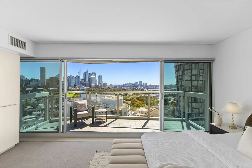 North/West-Facing Apartment with Sweeping Harbour & City Views in Zenith