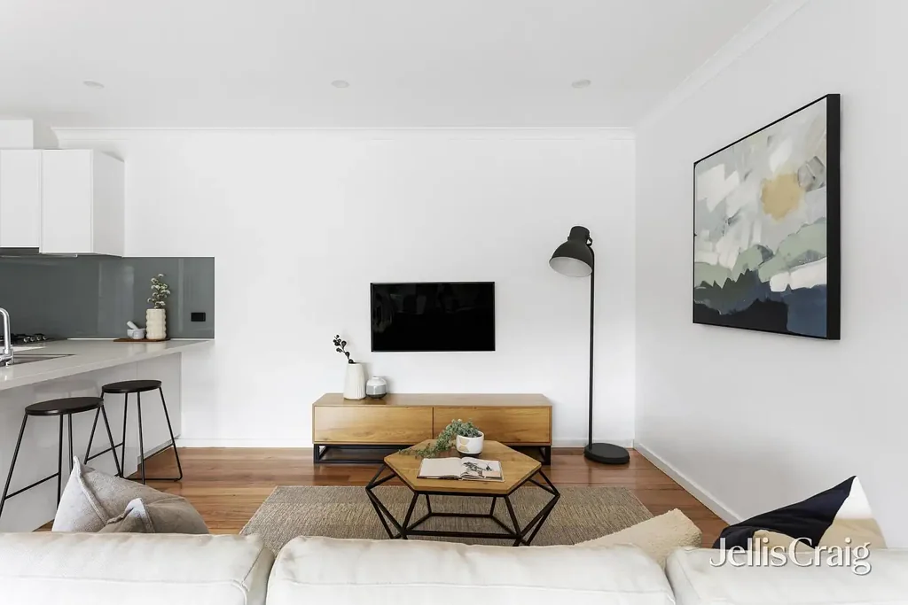 Light-Filled Rear Unit with Courtyard and Garage in Central Location