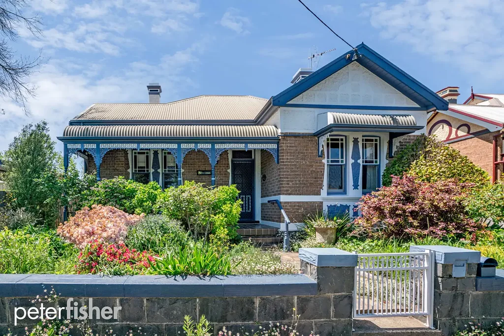Superb Location with Gardening Included