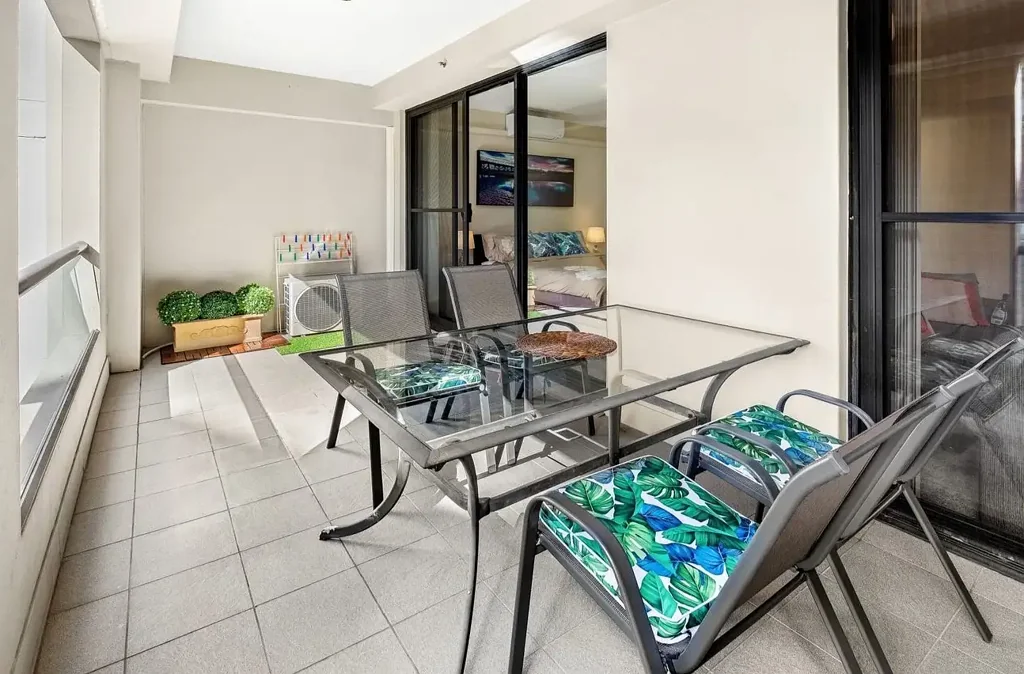LARGE LUX APARTMENT + AIR CONDITIONING + BALCONY + POOL + GYM