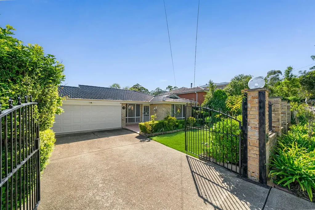 Hornsby 4ห้องนอน Spacious Family Living on a Sunlit Level Block