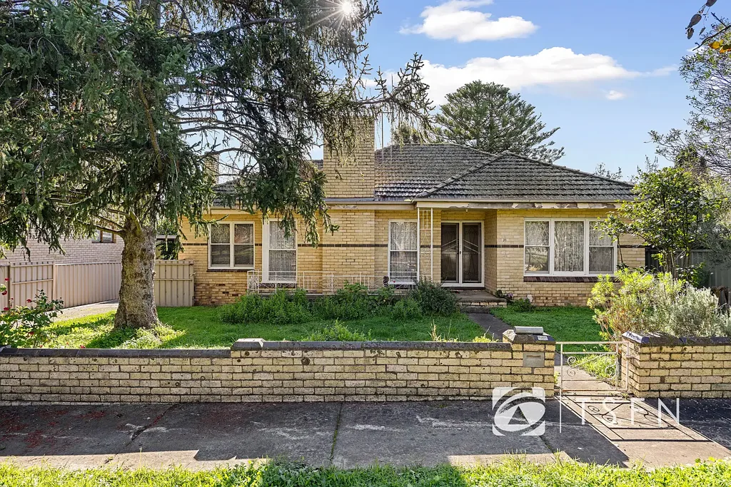 Comfort, Convenience & Lifestyle in the Heart of Flora Hill