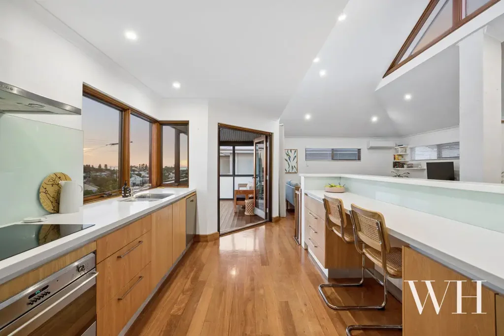 Beaconsfield 3房  Contemporary, Elevated Living with Ocean Outlooks