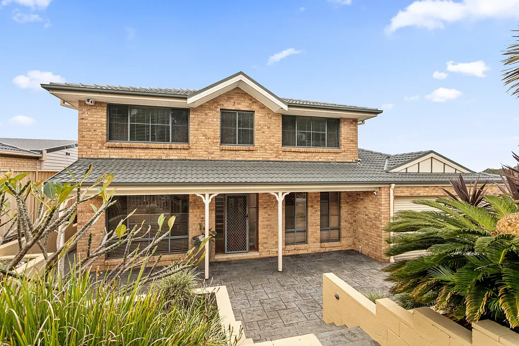 Koonawarra 5房  Elevated Family Living with Uninterrupted Lake & Ocean Views
