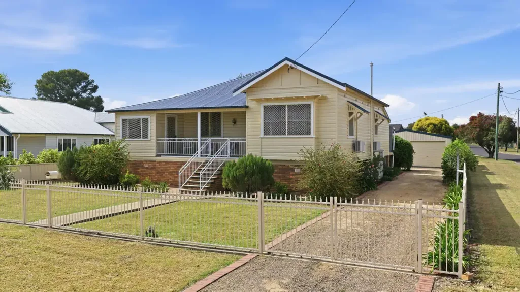 Narrabri 2ਬੈੱਡਰੂਮ Charming Character Home with Endless Possibilities & Extensive Shedding