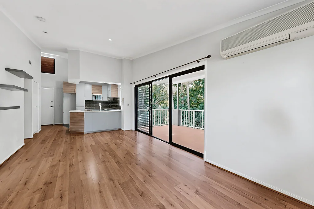Toowong 2Zimmer Light, Space & Leafy Outlooks - Top Floor Apartment in Tightly Held Toowong