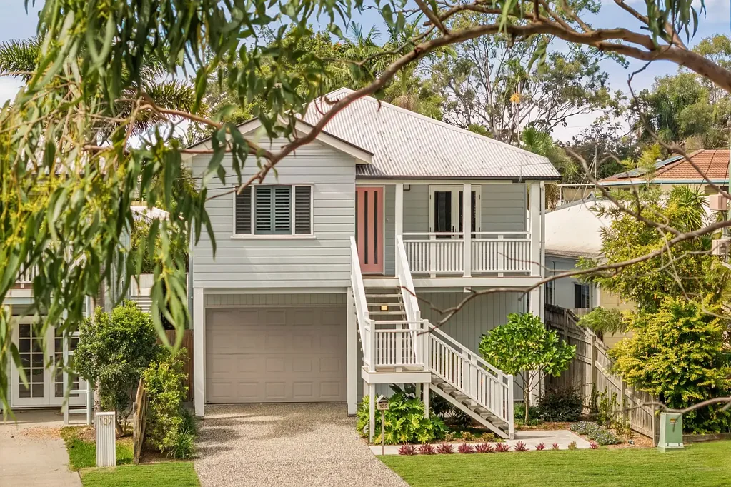 Ormiston 5Zimmer Renovated Coastal Queenslander with light-filled family living