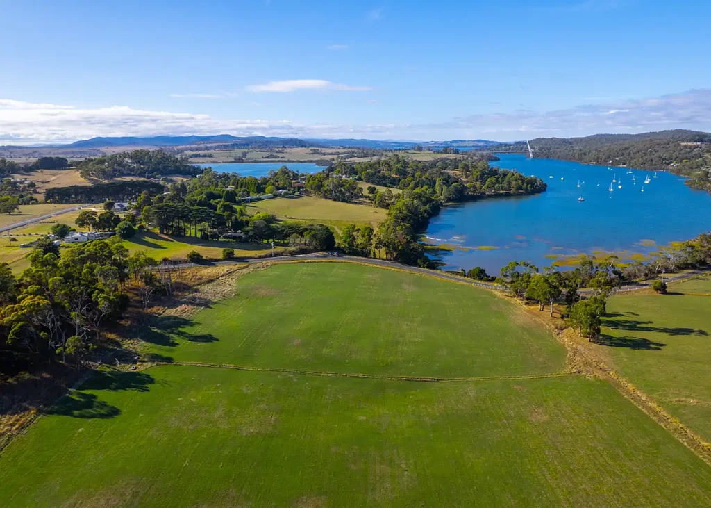 Kayena Acreage and Water views!