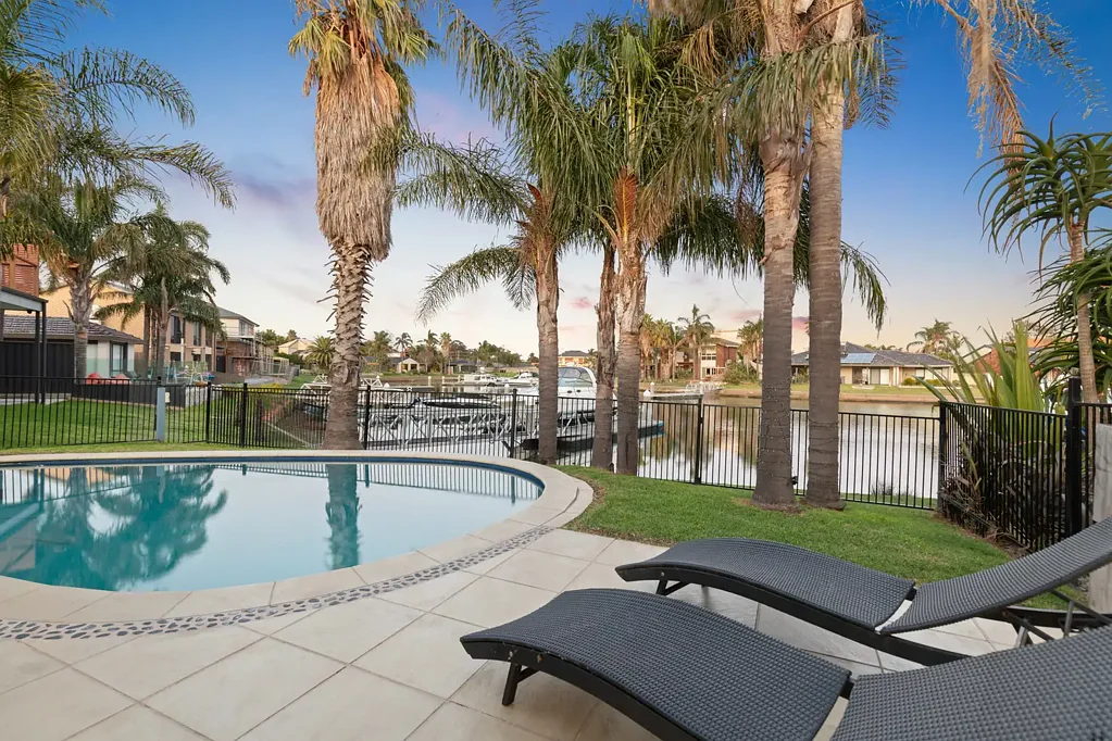Patterson Lakes 4ห้องนอน Single-Level Waterfront with Pool and Boat Mooring