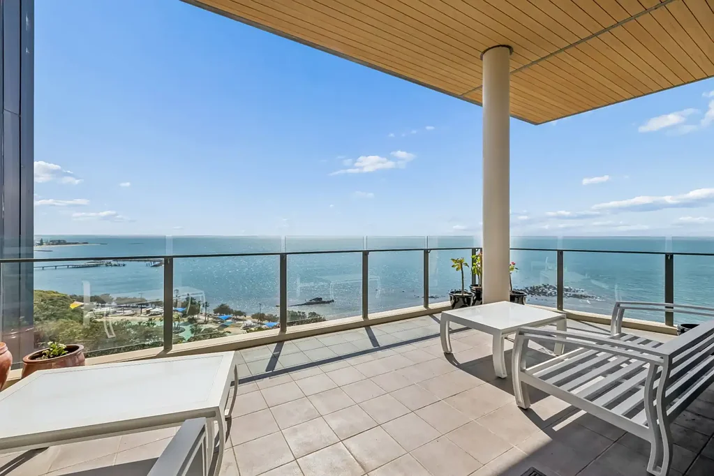 Redcliffe 3Kwarto ** Stunning Moreton Bay Views **  Spacious 3 Bedroom Penthouse in the Heart of Redcliffe!