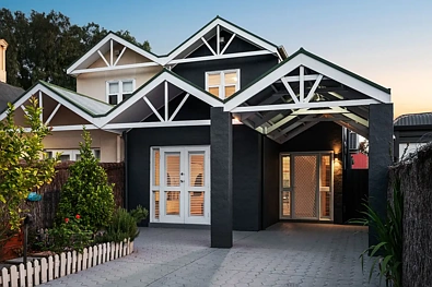 Fullarton 2Kwarto Timeless Townhouse Style & a Backyard Made for Entertaining