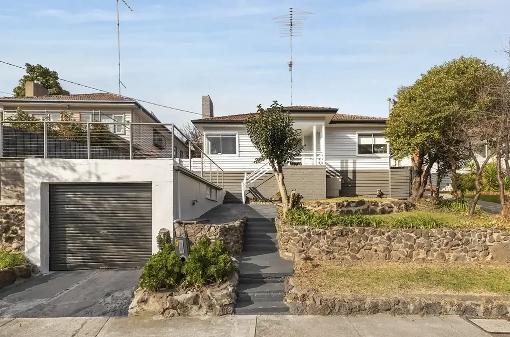 Pascoe Vale South 4ਬੈੱਡਰੂਮ Renovated Weatherboard Home in a Sought-After Pascoe Vale South Location