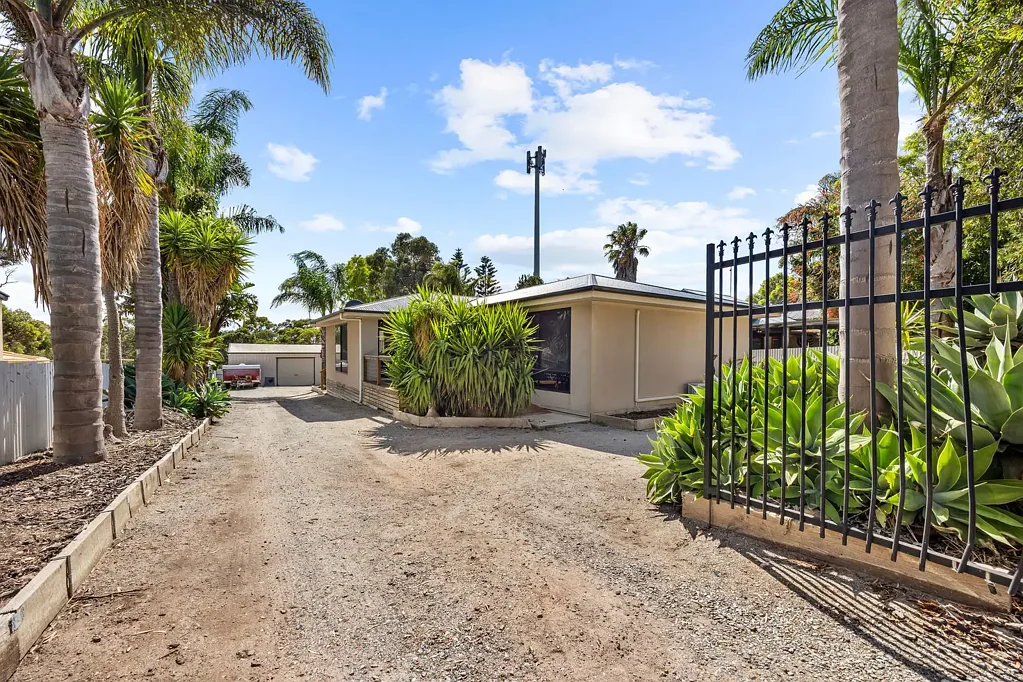 Port Lincoln 3 Slaapkamer Modern Family Home with Shed & Entertainer's Deck on 798sqm