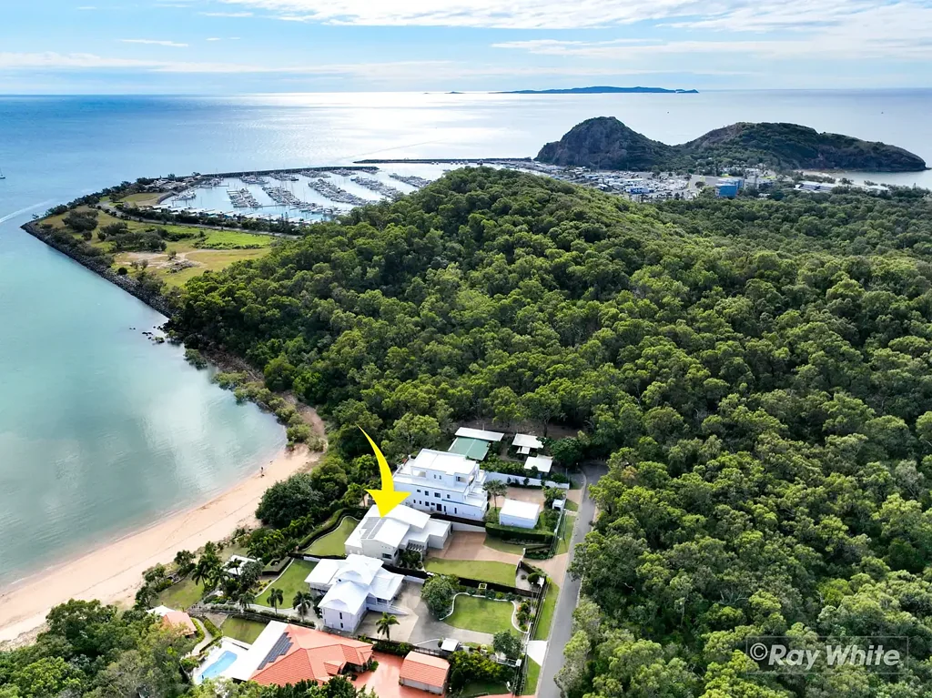 Rosslyn 5房  Prestige Home on Half Acre of absolute Beach Frontage!