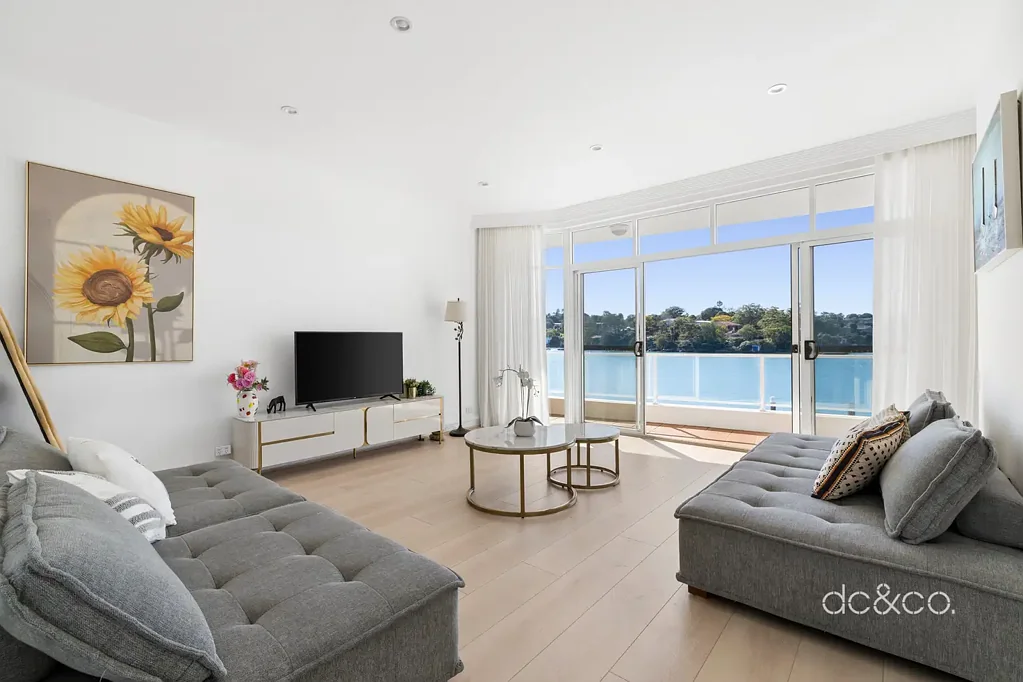 Abbotsford 3房 专属精品社区，全景水景尽收眼底 Panoramic water views in an exclusive boutique setting