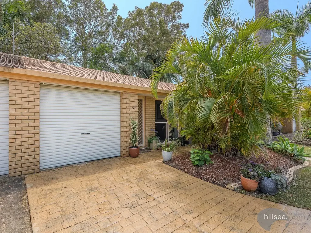 Coombabah 2Phòng ngủ RELAXED RESORT-STYLE LIVING IN A PRIME LOCATION