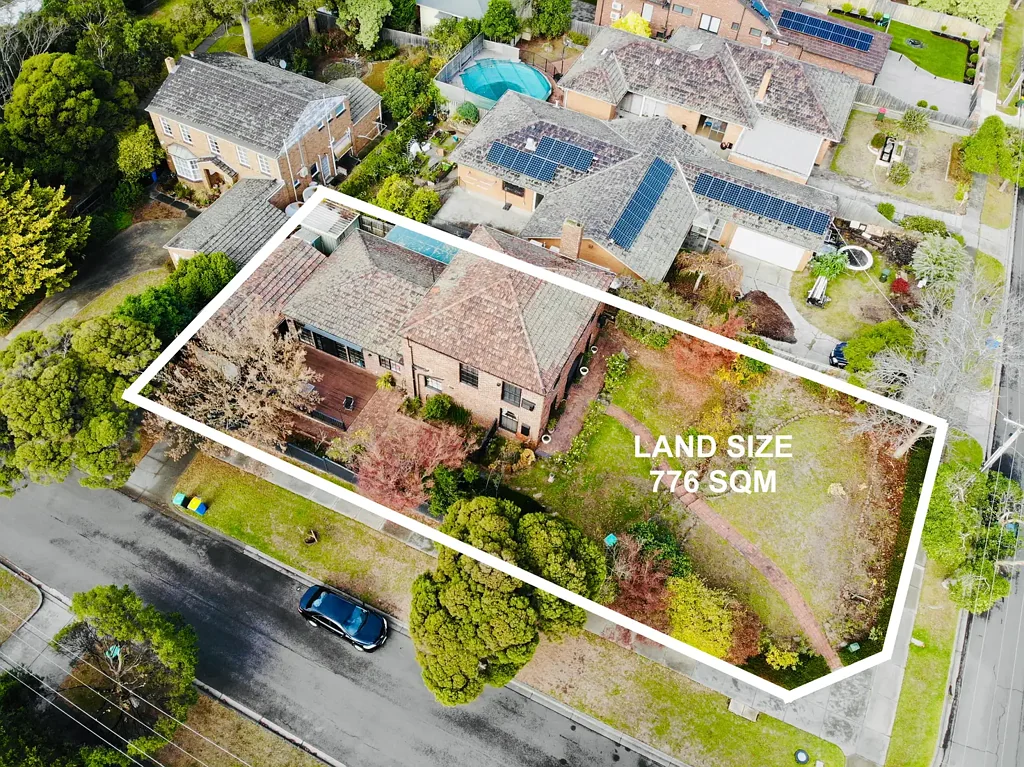 Balwyn North 4房 经典舒适 宽敞明亮 卧室带衣柜 起居区木地板 厨房设备齐全 后院美丽 土地尺寸优越 学区位置优越 便利设施齐全。 Timeless Home or Prime Development Opportunity in Balwyn North