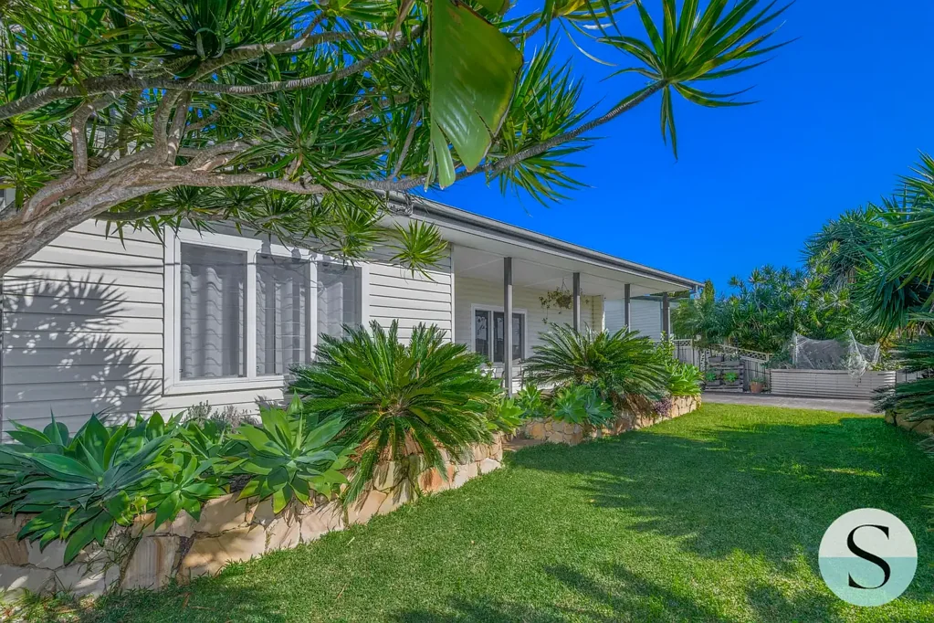 Blacksmiths 3ห้องนอน Just 9 Houses back from Nine Miles Beach stretching from Blacksmiths to Redhead, this Renovated Beach House Boasts a Cottage Feel & Fabulous Garaging!