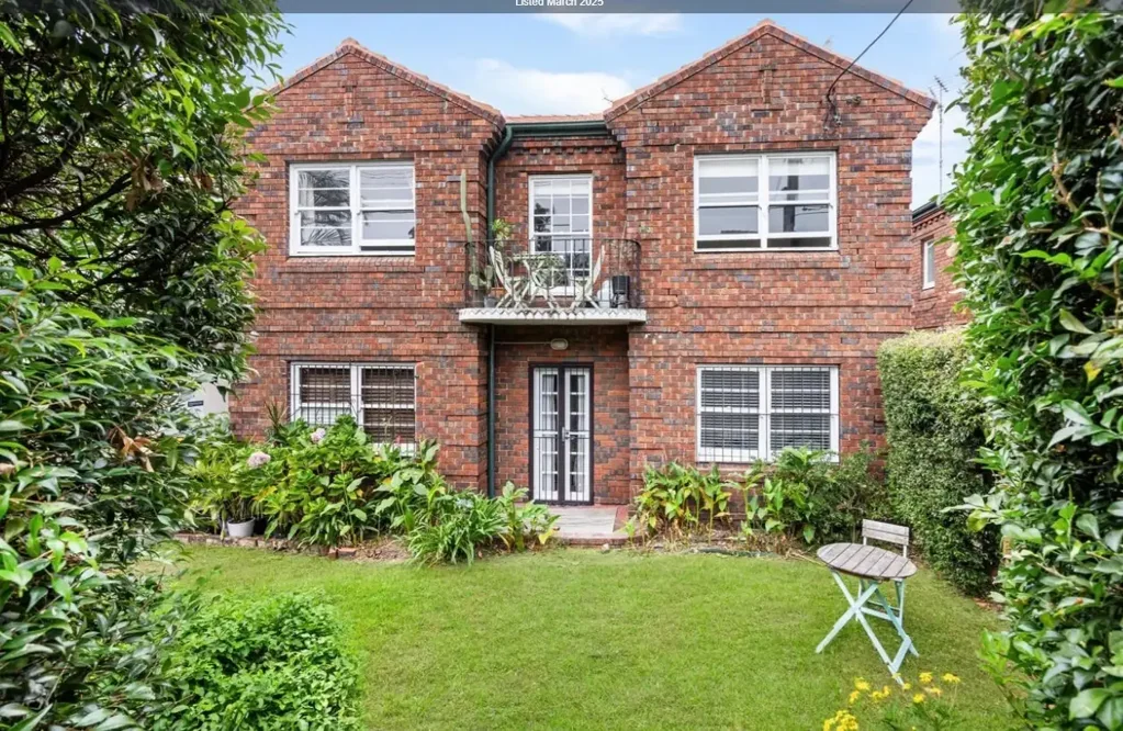 A Bright And Airy Art Deco Apartment, NE Rear Corner With A Tranquil Leafy Outlook