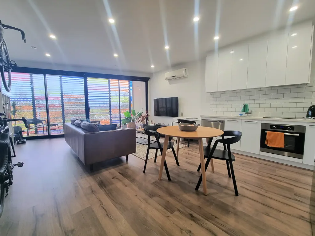 Stunning 2 Bedroom Apartment - A Commuter's Dream!