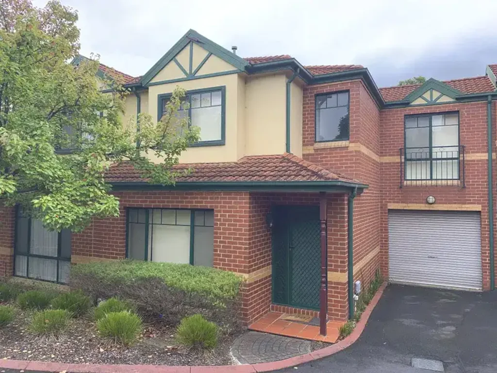 SPACIOUS 3-BEDROOM TOWNHOUSE WITH PRIVATE COURTYARD