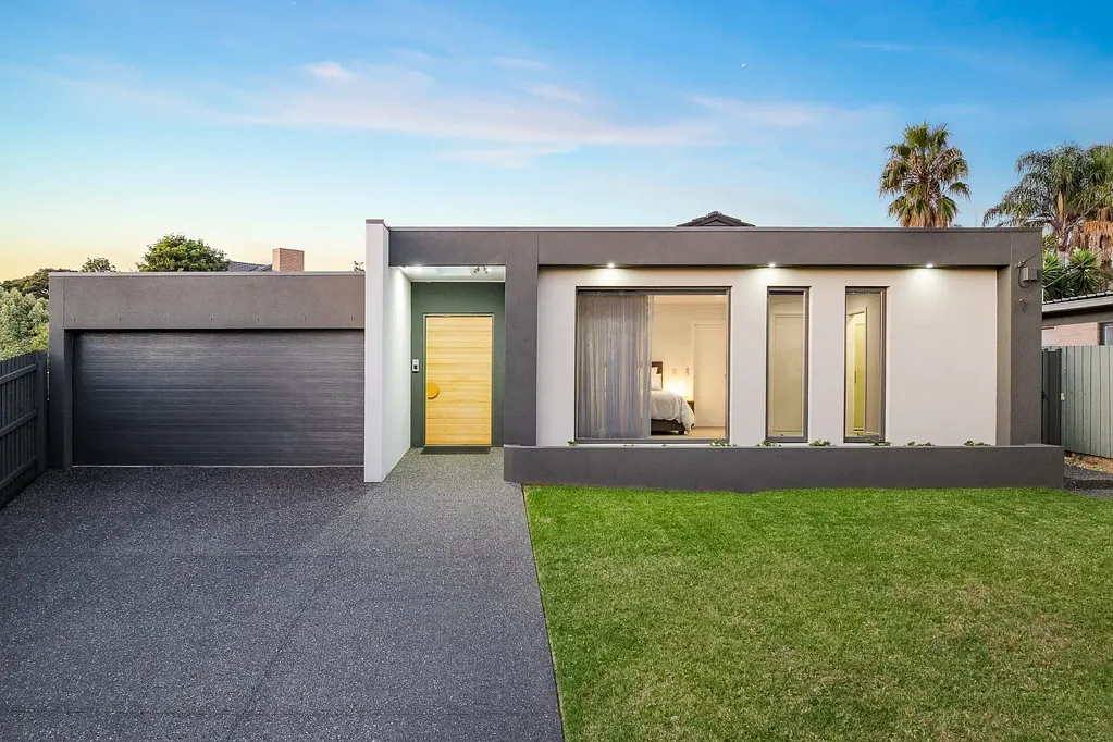 Doncaster East 4Phòng ngủ Refined Family Living in Prized Dual School Zones