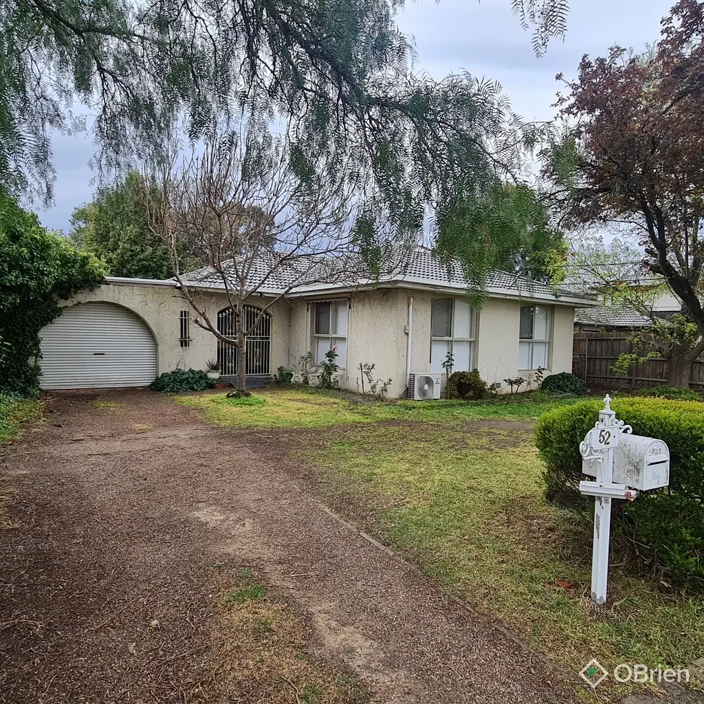 GARDENER INCLUDED  - Charming Family Home in a Prime St Albans Location