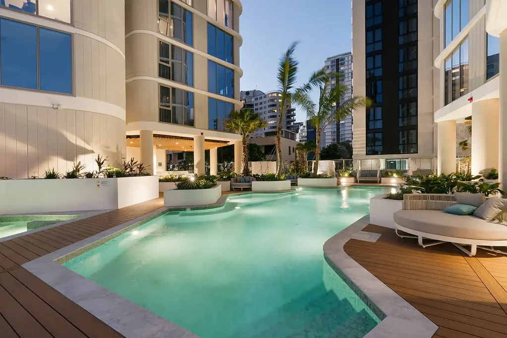 Main Beach 2कमरा Exceptional Value in Lagoon!! Generous Two-Bedroom + Media Room Residence with Stunning Ocean Views
