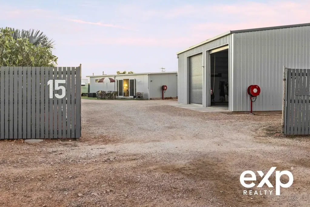 Exmouth 2房  Service Commercial zoned 2 x 2 with Shed!
