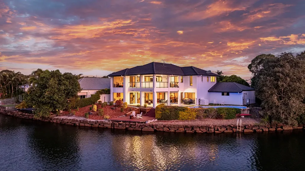 Twin Waters 4ਬੈੱਡਰੂਮ WATERFRONT ELEGANCE AWAITS