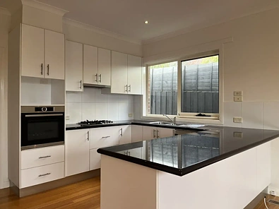 2/18 Jurang Street, Balwyn, VIC 3103, 3 rūma, 2 rūma horoi, Townhouse