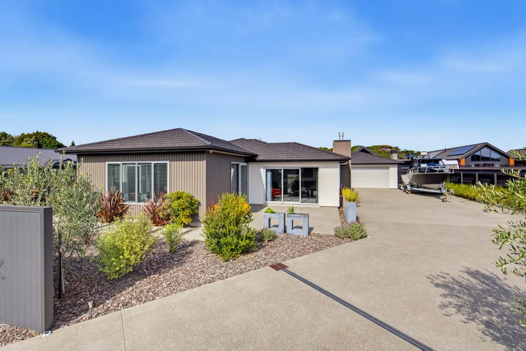Paraparaumu Beach 4房  Modern Coastal Living – Built for Space, Sun & You!