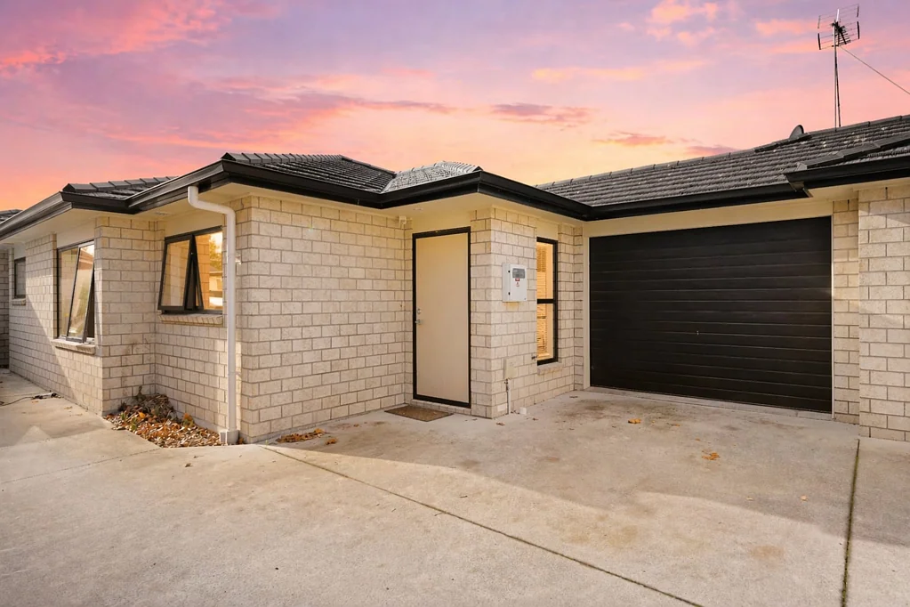 Enderley 2 Slaapkamer Invest or First Home - HBHS Zone!