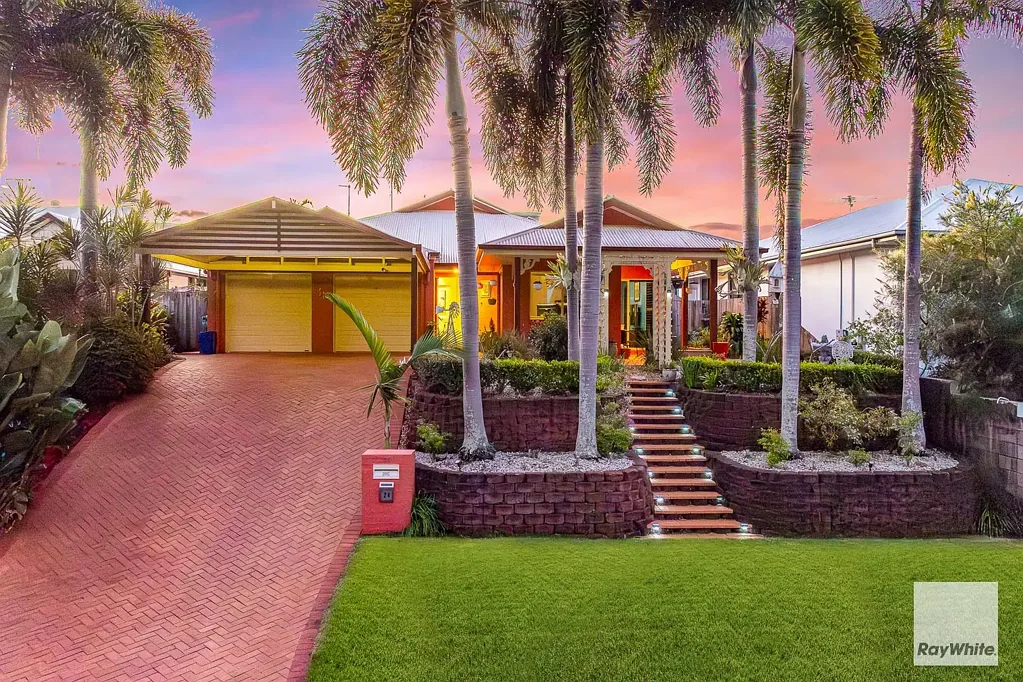 Redland Bay 4 Bedroom Large Family Home Bursting with Colour & Character!