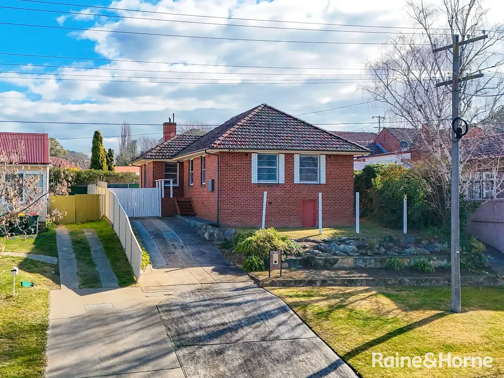 West Bathurst 4બેડરૂમ CENTRALLY LOCATED DOUBLE BRICK CHARMER