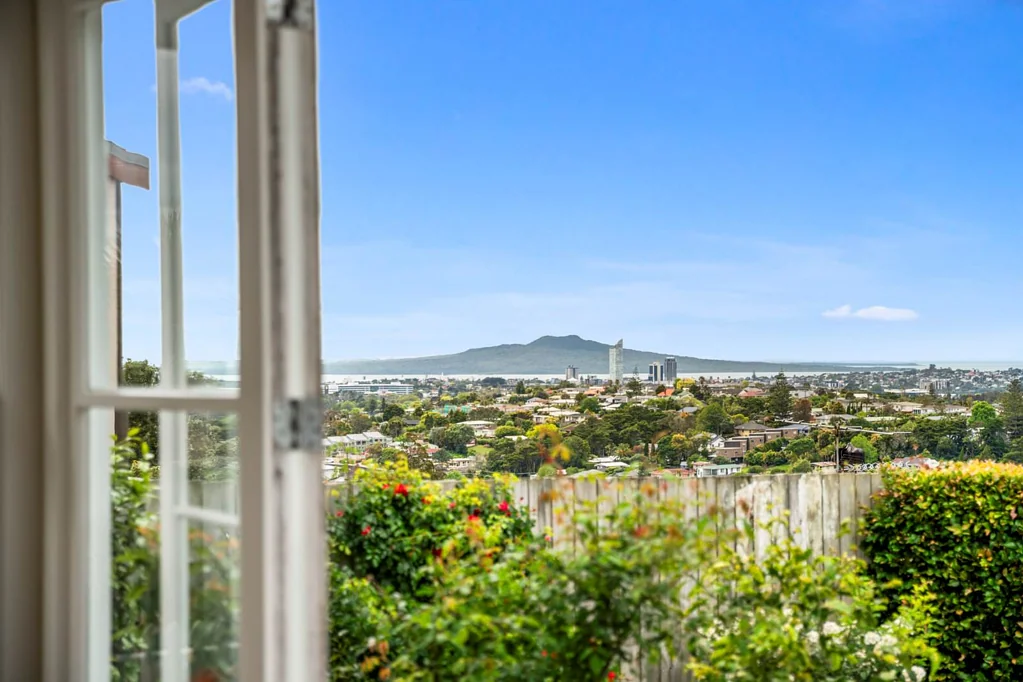 2/349 Glenfield Road, Glenfield, North Shore City, Auckland