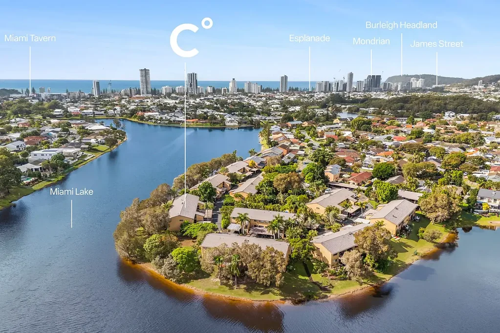 Burleigh Waters 2 Slaapkamer East to wide water!! Ground floor and great location!!