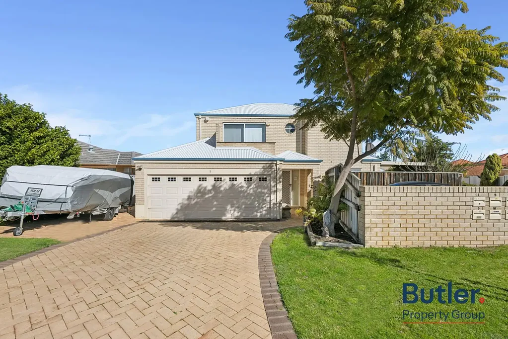 Balcatta 3房  Street-Front Townhome with Double Garage - Move-In or Lease Out!