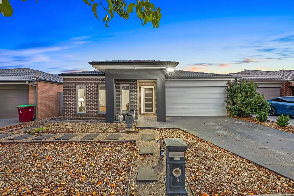 19 Appaloosa Grove, Clyde North, VIC 3978