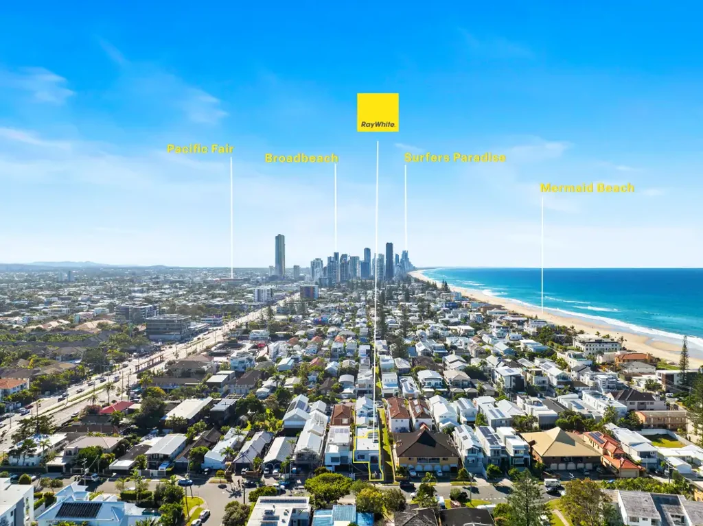 Mermaid Beach 3침실 BEACHSIDE OPPORTUNITY WITH ENDLESS POTENTIAL