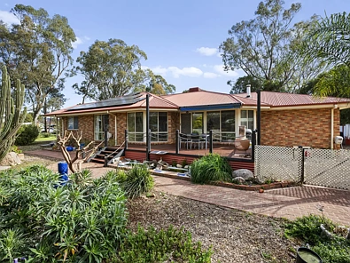 Euroa 4chambre Thoughtfully Designed with Views to Balmattum Hill