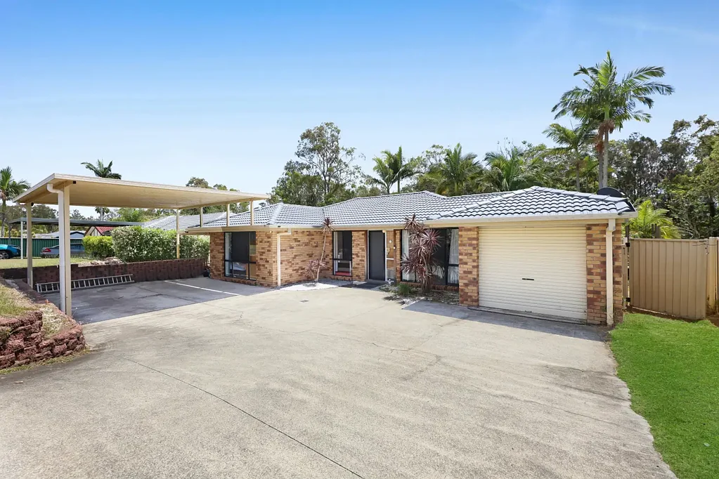 Helensvale 4chambre AMAZING OPPORTUNITY - BACKING ONTO A NATURE RESERVE