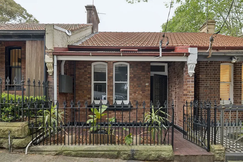 Unfurnished terrace in quiet street