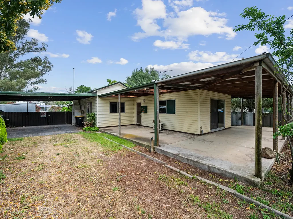 Euroa 3ਬੈੱਡਰੂਮ Solid 3br Home with  Wide Verandahs - Roomy 1,011m2 Block - Shedding with Power - Gardens