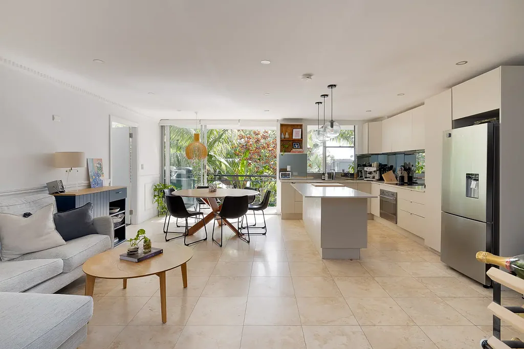 Elizabeth Bay 2ห้องนอน North-facing sanctuary with harbour glimpses and resort appeal