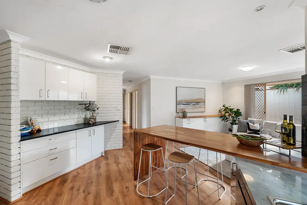 South Lake 4房  Contemporary Comfort on a Huge Corner Block with Endless Family Appeal
